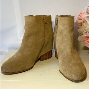 Pelle Moda Sz7 Tan Ankle Suede Booties.